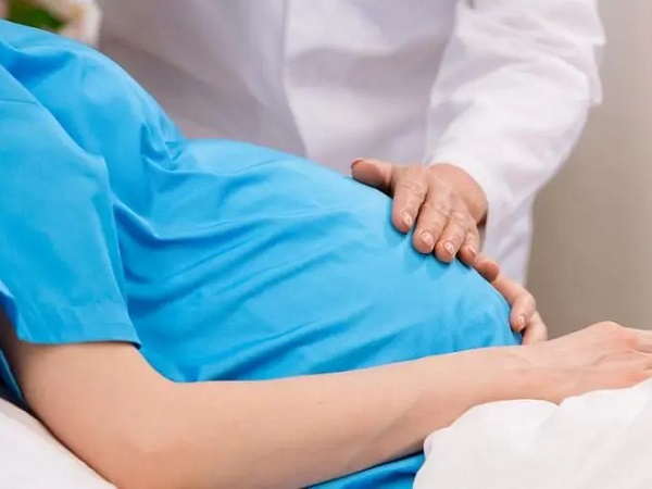 胎儿变臀位是因为经常摸肚子引起的吗？