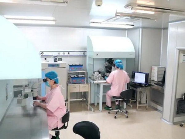 胚胎实验室每天都工作人员24小时观察胚胎发育吗？