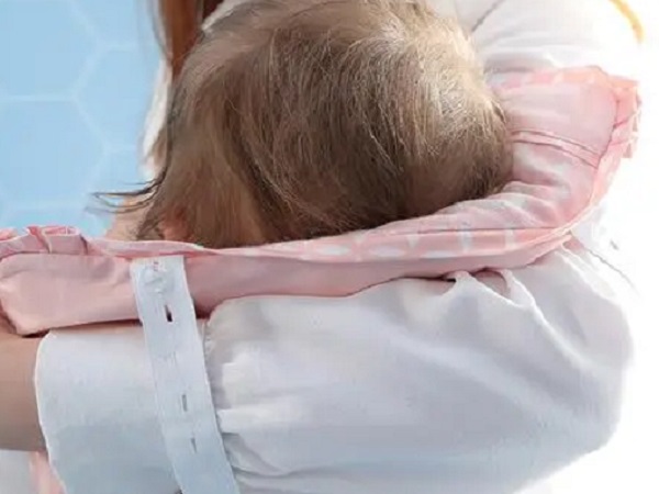 两个月婴儿侧躺睡觉可以垫薄枕头吗？会不会有影响或危害？