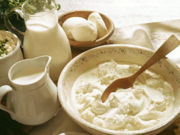 三段奶粉和鲜奶哪个营养好更容易消化吸收？
