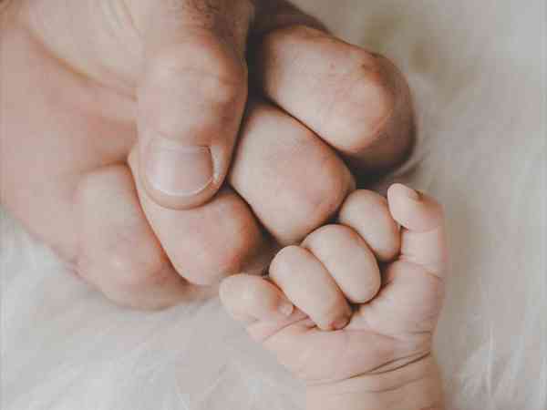 五个月的宝宝晚上频繁哭闹怎么哄娃入睡？