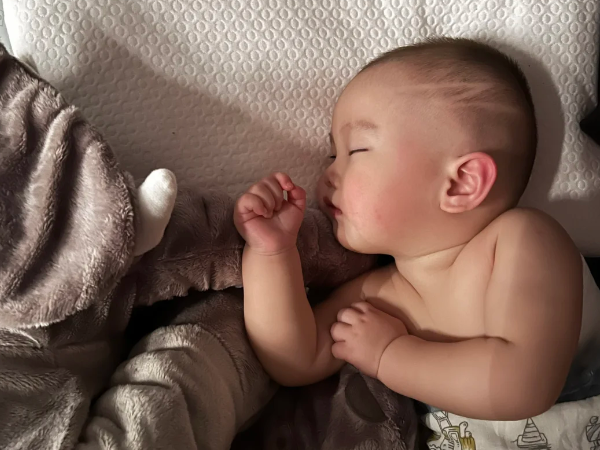 宝宝晚上裸睡室内温度保持在多少度之间比较适宜？