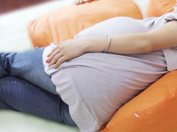 右侧残角子宫怀孕后睡觉要往左侧躺吗？