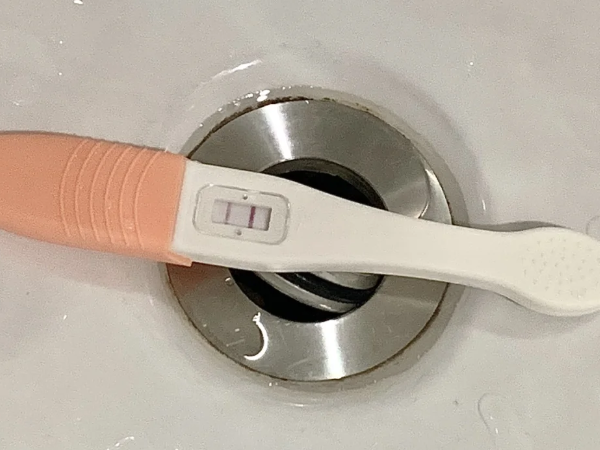 囊胚移植第9天才着床测到两条杠正常吗？