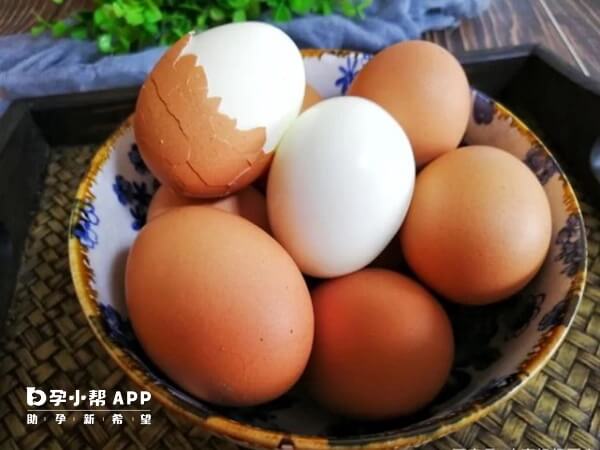 鸡蛋当中含有丰富的蛋白质可以帮助卵泡发育