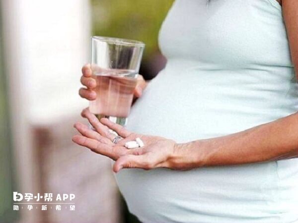 孕中晚期建议食补和钙剂一起补充