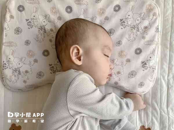 宝宝在不同月龄需要选择不同的枕头高度
