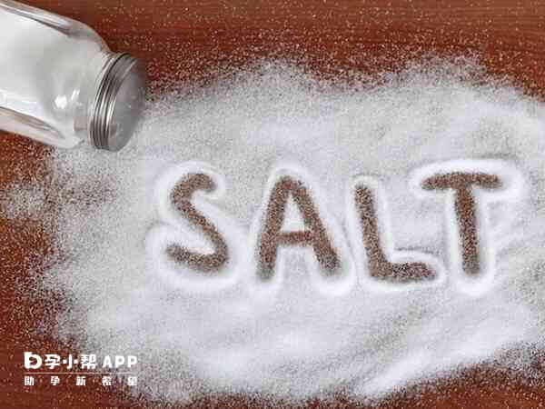 盐中含有可以吸收水分的钠