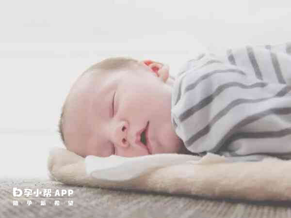 刚出生的宝宝睡眠周期非常短