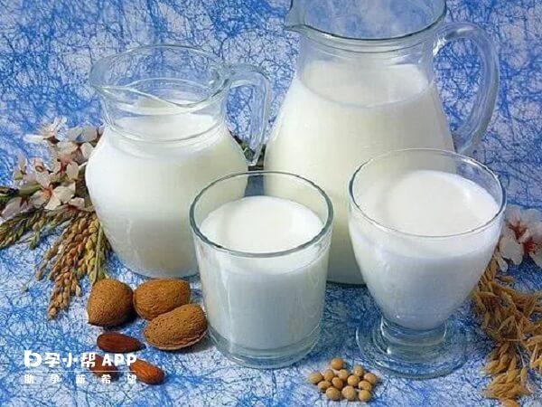 睡前半小时喝鲜牛奶有助于钙的补充
