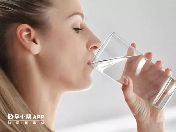 水可以帮助促进血液循环和代谢