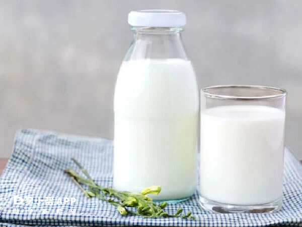 脱脂牛奶中的乳糖会被转化为葡萄糖