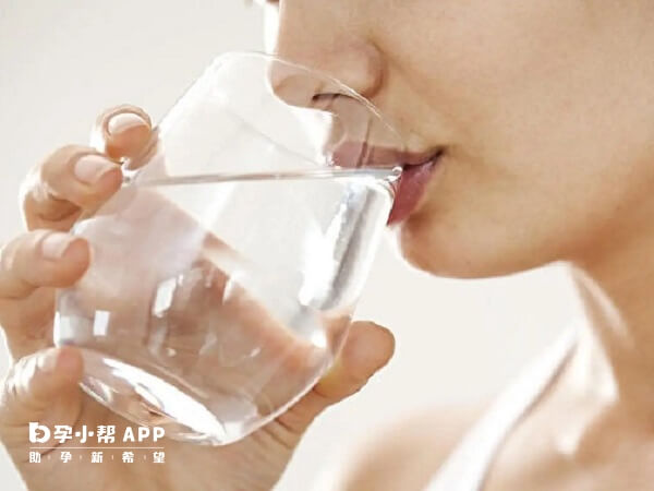 促排期间多喝水排尿可以预防腹水