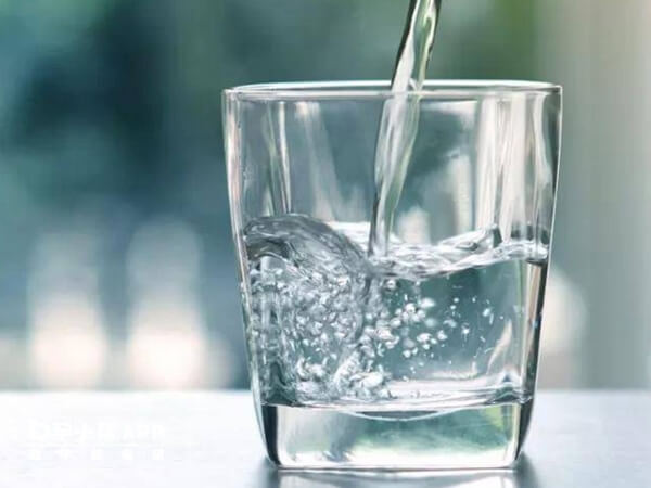 喝水可以促进肠胃蠕动