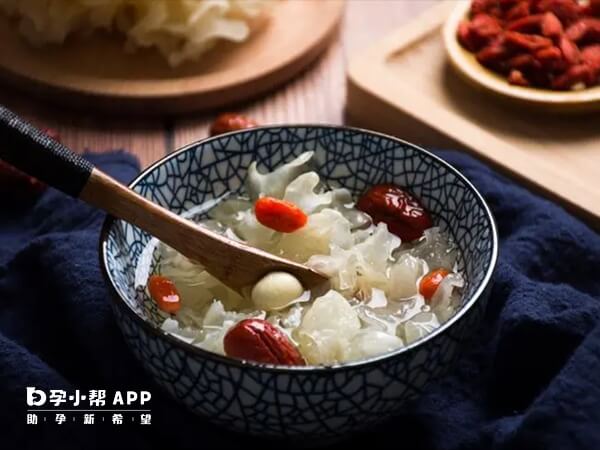 银耳红枣汤是一道古老的滋补食品
