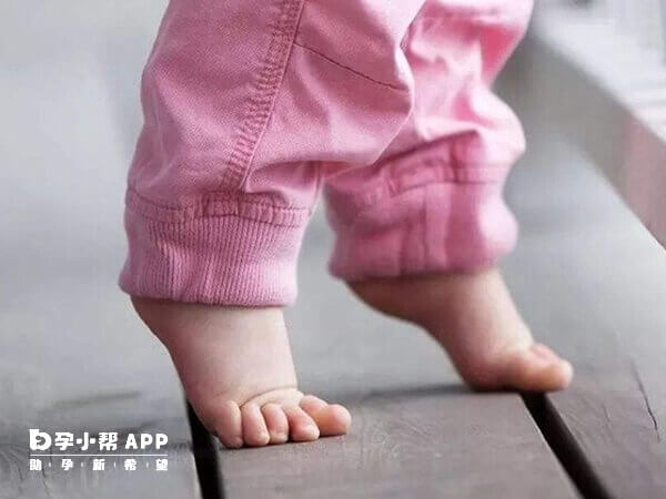 宝宝走路的时间取决于宝宝的个体发育情况