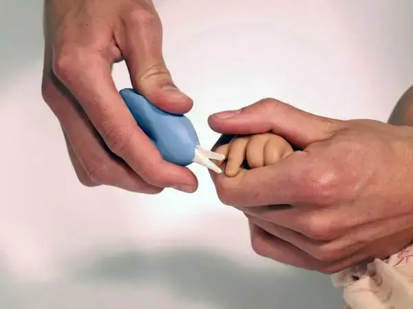给宝宝剪指甲要确保充足的光线