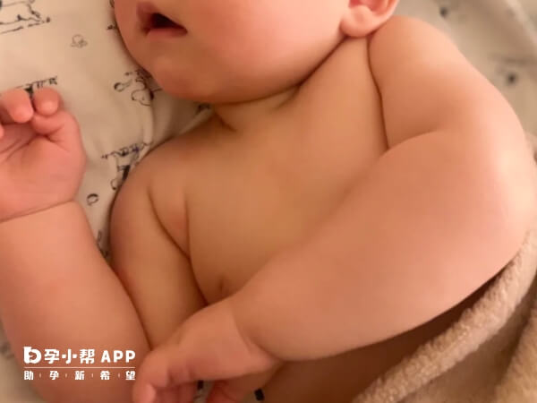 宝宝夏天裸睡可以改善睡眠质量
