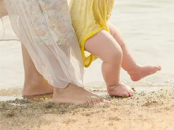 当宝宝学走路时家长是最辛苦的