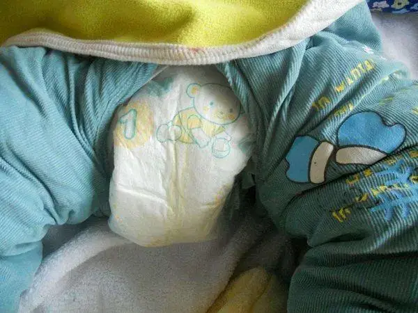 随着宝宝的增长纸尿裤也应该更换