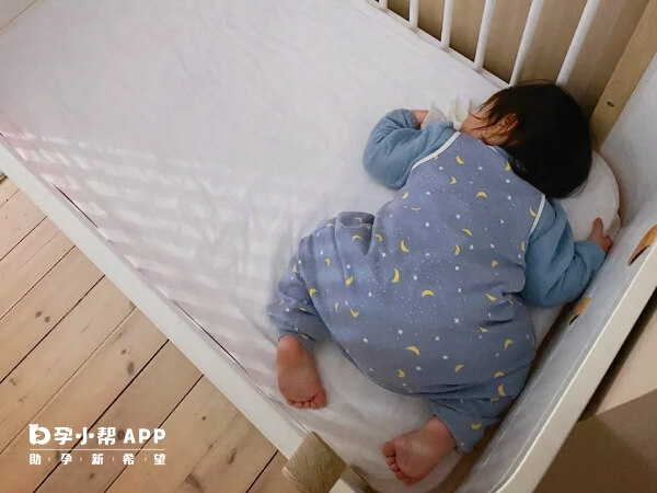 趴着睡可以强化新生儿背部肌肉