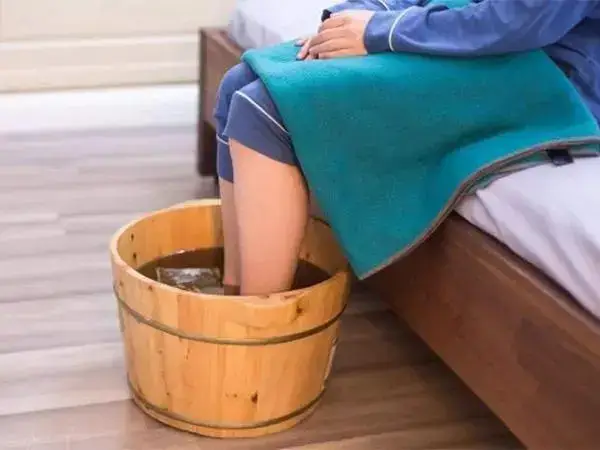 睡前用热水泡脚也可以改善孕期失眠