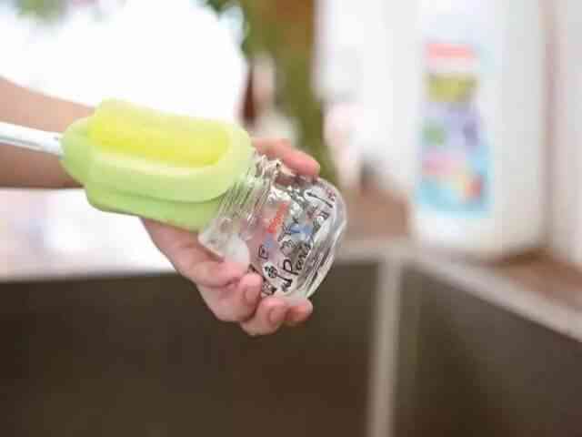 每吃一次奶前都要用热水清洗奶瓶防止细菌吗？