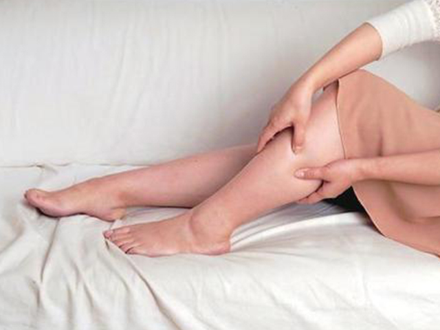 孕晚期间孕妇脚肿得厉害都会提前生吗？