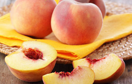 孕中期吃桃子是不是要去皮并且不能吃太多？